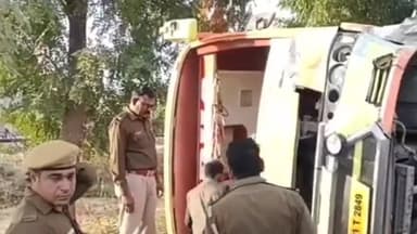 बाड़मेर: सर्किट हाउस की तरफ जाने वाले सड़क मार्ग पर स्कूटी चालक को बचाने के चक्कर में निजी बस पलटी, 6 लोग घायल