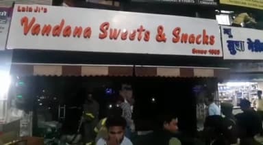 झांसी: इलाइट चौराहे पर स्थित वंदना स्वीट्स की दुकान में लगी आग, मची अफरा-तफरी