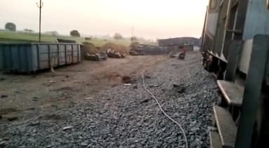 #डेहरी के #पहलेजा के पास #मालगाड़ी के 13 डिब्बे #पटरी से #उतरे 6 बोगीया #क्षतिग्रस्त 26 घंटे बाद भी राहत बचाव कार्य जारी