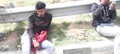 एटा: आसपुर चौराहा स्थित ब्रह्मदेव मंदिर के सामने अज्ञात वाहन की चपेट में आने से बाइक सवार दो युवक हुए गंभीर रुप से घायल