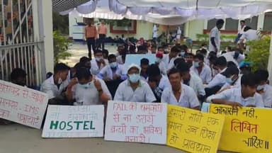 BHU :नर्सिंग छात्रों का विरोध प्रदर्शन पांचवें दिन भी जारी, धरना खत्म करने के लिए विश्वविद्यालय ने दिया नोटिस