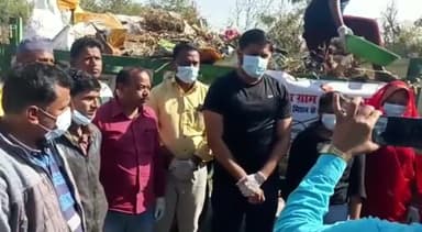 रहटगांव: ग्राम पानतलाई में जिला पंचायत सीईओ रोहित सिसोनिया ने स्वच्छता अभियान चलाया।जनचौपाल में पायल से किया वादा निभाया।