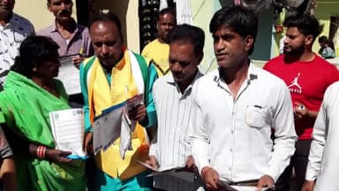 इंदौर: कांग्रेस ने 'हाथ से हाथ जोड़ो अभियान' को लेकर शहर के वार्ड क्रमांक 67 में घरों में जाकर किया पर्चों का वितरण