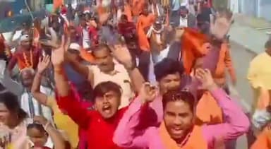 हिंदू स्वाभिमान जागरण संत पद यात्रा आज बिश्रामपुर में पहुंची,यात्रा का स्वागत नगर के वाशियों ने किया पूज्य संतो से आशीर्वाद प्राप्त किए।
🚩हिंदू स्वाभिमान जगाएँगे🚩
#hindurastra