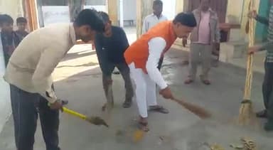 जलेसर: बीजेपी प्रदेश नेतृत्व के निर्देश पर जलेसर में पूर्व जिला अध्यक्ष युवा मोर्चा सत्येंद्र सिंह जादौन ने चलाया सफाई अभियान.