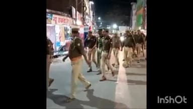 गोंडा: कोतवाली नगर की पुलिस ने त्योहारों के मद्देनजर पैदल गश्त कर परखी सुरक्षा व्यवस्था, दिलाया आमजन को सुरक्षा का अहसास