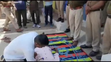 सिमरिया: स्थानीय थाना परिसर में चिकित्सक द्वारा पुलिसकर्मियों को दिया गया सीपीआर प्रशिक्षण, समस्त स्टाफ रहा मौजूद