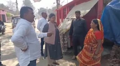 बक्सर: नगर परिषद कार्यपालक पदाधिकारी ने किया वार्ड संख्या 34 का निरीक्षण, गलत नाली निर्माण देखकर अभियंता को लगाई फटकार