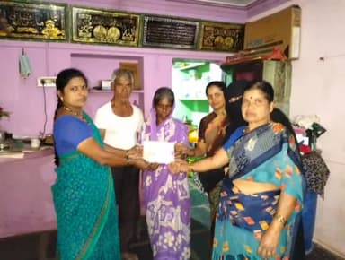 ಗದಗ: ನಗರದ ಗಂಗಿಮಡಿಯಲ್ಲಿ ಕಾಂಗ್ರೆಸ್ ಗ್ಯಾರೆಂಟಿ ಕಾರ್ಡ್ ವಿತರಣೆ