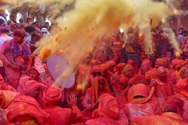 मथुरा के मंदिरों में होली खेलने का सिलसिला शुरू हो गया है मथुरा में होली समारोह में भाग लेते हुए भक्त रंगों में सराबोर होते नजर आए