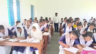 बरारी: उत्क्रमित माध्यमिक विद्यालय फर‌ई में नवमी वर्ग में पढ़ने वाले छात्राएं का वार्षिक परीक्षा हुई शुरू