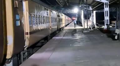 खुरई: ऋषिकेश-पुरी उत्कल एक्सप्रेस अपने निर्धारित समय से करीब 18 घंटे देरी से पहुंचेगी खुरई रेलवे स्टेशन, यात्री हो रहे परेशान