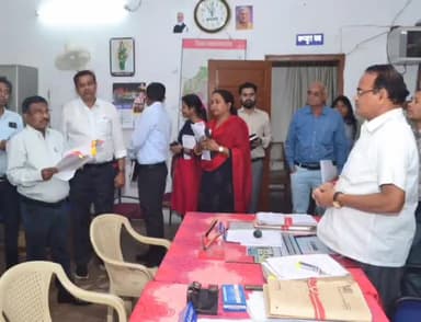 राजनांदगांव: संभागायुक्त ने राजनांदगांव कलेक्ट्रेट में संचालित विभिन्न कार्यालयों का किया औचक निरीक्षण