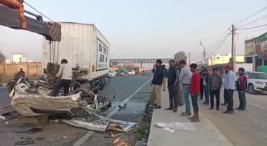 मथुरा: जैंत थाना इलाके में हाईवे पर खड़े ट्रक से टकराया कंटेनर, हादसे में कंटेनर के चालक और परिचालक की हुई मौत
