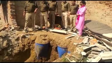 झांसी: अवैध शराब को लेकर कबूतरा डेरा दातर नगर परवई,बमरौली एवं फरीदा में मारा गया छापा,कईयो लीटर अवैध शराब की बरामद और की नष्ट