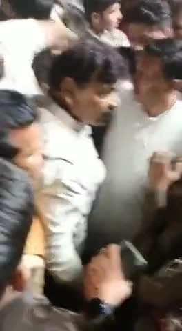 *जबलपुर में दिखा कांग्रेस विधायक लखन घनघोरिया का रौद्र रूप..*

पुलिस पर बिफरे घनघोरिया..

किशोरी के गायब होने के मामला