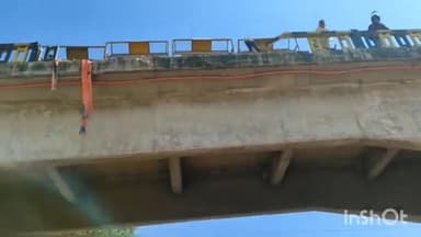 जमुई: खैरमा पुल का रेलिंग तोड़कर बालू लदा ट्रैक्टर क्यूल नदी में गिरकर हुआ दुर्घटनाग्रस्त, बाल-बाल बचा चालक