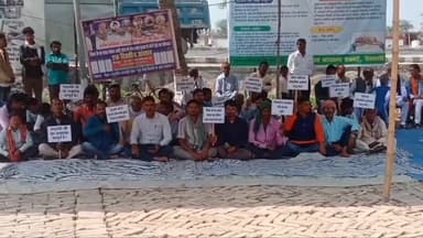 गोरौल: प्रखंड परिसर में लोहार जाति के लोगों ने विभिन्न मांगों को लेकर दिया धरना