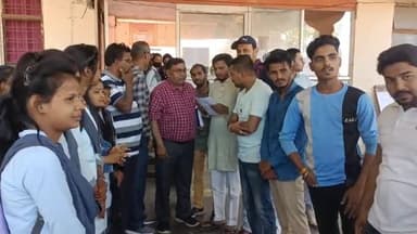 सिरोंज: LBS कॉलेज के ग्राउंड में बनाए जा रहे संजीवनी क्लिनिक का छात्रों ने किया विरोध, तहसीलदार को दिया ज्ञापन