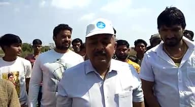 शिवपुरी: ग्राम सिंह निवास में तालाब के जीर्णोद्धार के लिए शिवपुरी कलेक्टर ने किया श्रमदान, हुए मीडिया से रूबरू