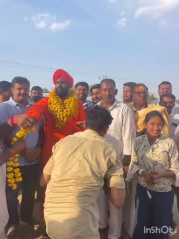 जैसलमेर: गजरूप सागर मठाधीश 1008 बाल भारती महाराज का विदेश यात्रा से लौटने पर रेवंत सिंह की ढाणी चौराहे पर हुआ स्वागत