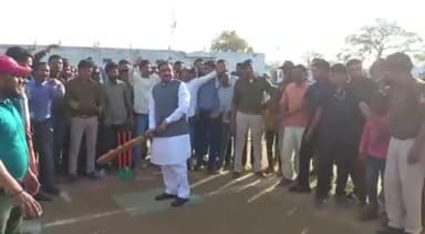 खुरई: नेहरू स्टेडियम में आयोजित क्रिकेट ट्रॉफी के पुरस्कार वितरण समारोह में शामिल हुए मंत्री भूपेंद्र सिंह