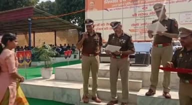 मेरठ: पुलिस लाइन में ADG ने 400 नवनियुक्त दरोगा को दिए नियुक्ति-पत्र, किसान के बेटा-बेटी भी बने दरोगा