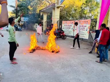 होशंगाबाद नगर: शिक्षा मंत्री के आगमन से एक दिन पूर्व एनएसयूआई कार्यकर्ताओं ने जलाया नर्मदा महाविद्यालय के प्राचार्य ओएन चौबे का पुतला