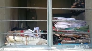 कटिहार: कटिहार के मिरचाईबाड़ी स्थित भवन प्रमंडल कार्यालय के रिकॉर्ड रूम में आव लगने से जरूरी कागजात जलकर खाक