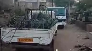 अलवर: प्रतापगढ़ फीडर के अंतर्गत आने वाले दर्जनों भर गांव में अभियान चलाकर 25 कनेक्शन जांच कर 21 बकायेदारों के कनेक्शन काटे