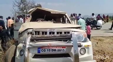 बतौली: बतौली क्षेत्र के सेदम के पास बारातियों से भरी बोलेरो पलटी, बाल-बाल बची लोगों की जान