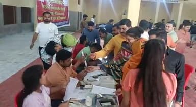 जलेसर: श्रीजी उच्चतर माध्यमिक विद्यालय में देवदूत वानर सेना द्वारा लगाए गए रक्तदान शिविर में उमड़ी रक्त दाताओं की भीड़