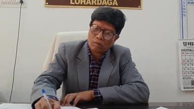 लोहरदगा: DFO अरविन्द कुमार के निर्देश पर जनप्रतिनिधियों को हाथी से सुरक्षित रहने की दी जा रही जानकारी