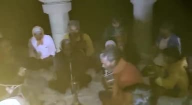 डलमऊ: चौरासी मोहल्ले में स्थित राजा जयचंद की बैठक स्थली पर कस्बे के लोगों के द्वारा फाग गायन का किया गया आयोजन