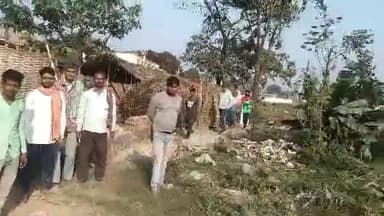 कुढ़नी: चकभिखी पोखर स्थित भिंडा पर जबरन अतिक्रमण कर रास्ता पर ही बनाई दीवार, बच्चों के स्कूल जाने का रास्ता हुआ बाधित