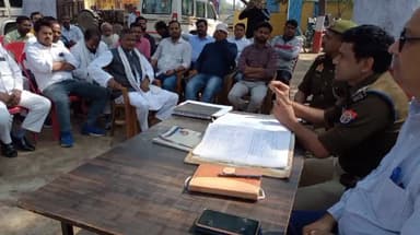 महमूदाबाद: सदरपुर थाना परिसर में आगामी त्योहारों को लेकर SDM की अध्यक्षता में पीस कमेटी की बैठक की गई आयोजित