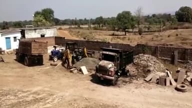 शाहनगर: पुरैना चौधरी मोहल्ले में शानवी स्टोन एंड टाइल्स फैक्ट्री में पुराने विवाद के चलते ट्रेक्टर व JCB में लगाई आग