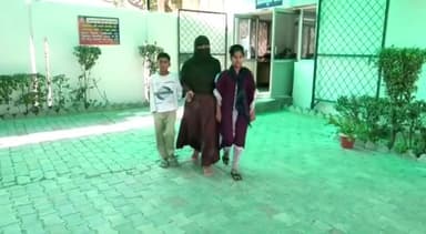 मेरठ: काशीराम कॉलोनी में दूसरी शादी के चक्कर में पति ने पत्नी को बीच सड़क पर मारपीट कर दिया तीन तलाक, मारपीट कर घर से निकाला