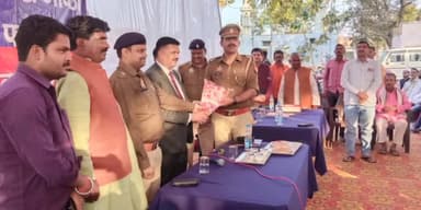 कैसरगंज: पब्लिक अप्रूवल रेटिंग में प्रथम स्थान मिलने पर थाना अध्यक्ष फखरपुर को डीएम व एसपी द्वारा किया गया सम्मानित