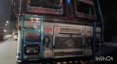 अंबिकापुर: अंबिकापुर के बस स्टैंड रिंग रोड में वन विभाग की बड़ी कार्यवाही,, अवैध रूप से लकड़ी परिवहन कर रहे वाहन सहित कब्जा।