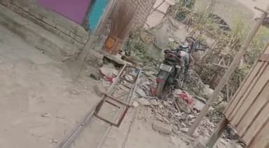 महुआ: कादिलपुर में मोटरसाइकिल अनियंत्रित होकर खंभे से टकराई, दो व्यक्ति हुए गंभीर रूप से घायल