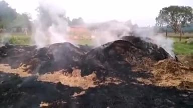 सूरजपुर: ग्राम पंचायत गेतरा में शॉर्ट सर्किट से पुआल की ढेर में लगी आग, पुआल जलकर हुआ खाक