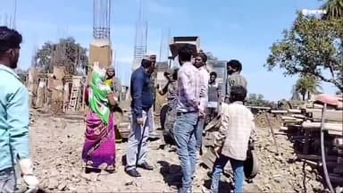 इछावर: सिविल अस्पताल के नवीन भवन का नगर परिषद अध्यक्ष देवेंद्र वर्मा ने किया निरीक्षण, इंजीनियर से निर्माण को लेकर की चर्चा