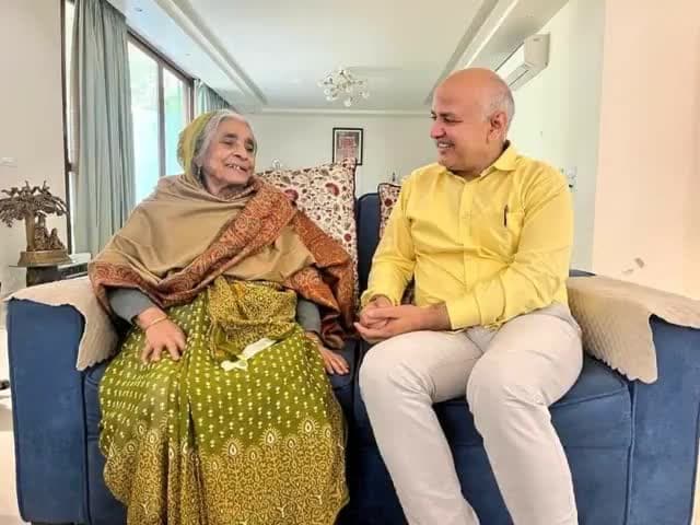 CBI Office जाने से पहले Manish Sisodia जी ने अपनी माँ से आशीर्वाद लिया ❤️

#ModiFearsKejriwal