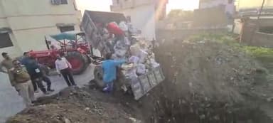 जलेसर: कोर्ट के आदेश पर जलेसर थाने पर पुलिस ने नष्ट कराई ₹50 लाख कीमत की अवैध शराब