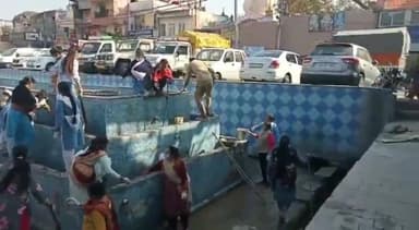 पंचकूला: प्रोजेक्ट अमृत के तहत पिंजोर में पांडव कालीन बावडियों को संत निरंकारी मिशन के सदस्यों द्वारा किया गया साफ