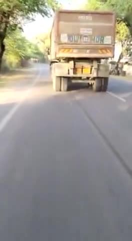 महोबा में दो वर्ष के मासूम को स्कूटी समेत दो किलोमीटर तक घसीटता रहा ट्रेलर