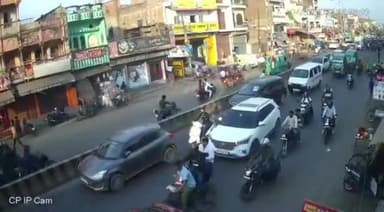 प्रयागराज में उमेश पाल की हत्या करने के लिए घात लगाए बैठे हमलावरों का पीसीटीवी फुटेज आया सामने