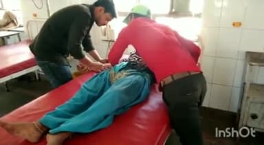 धौलपुर: मदीना कॉलोनी में सब्जी लेकर घर को जा रही 45 वर्षीय उसके बच्चों के साथ दबंग लोगों ने की लाठी डंडों से बेरहमी से मारपीट