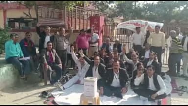 हाथरस: सदर तहसील पर रेवेन्यू बार एसोसिएशन के अधिवक्ताओं का भ्रष्टाचार पेटिका लगाकर 12वें दिन भी धरना प्रदर्शन रहा जारी